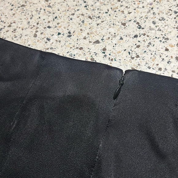 Aritzia | Patio Satin Mini Skirt in Black - Size 6 - Picture 5 of 7